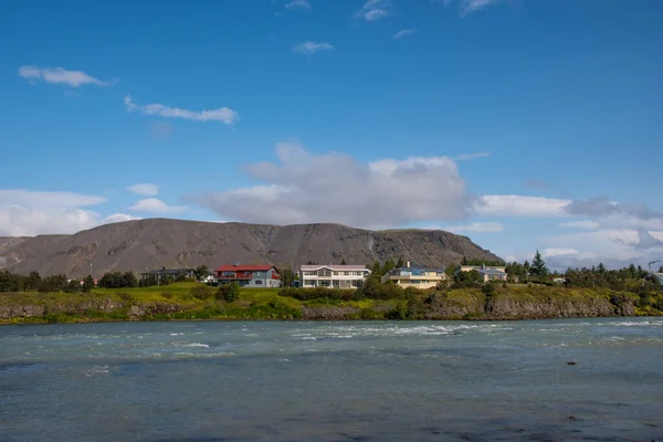 Olfusa nehri ve İzlanda 'nın güneyindeki Selfoss kasabası güneşli bir yaz gününde