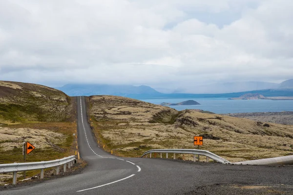 Ισλανδικός Επαρχιακός Δρόμος Κοντά Στη Λίμνη Thingvallavatn Μια Συννεφιασμένη Καλοκαιρινή — Φωτογραφία Αρχείου