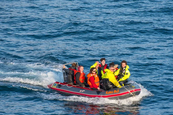 Vestmannaeyjar Islândia Agosto 2019 Pessoas Navegando Mar Barco Inflável Zodíaco — Fotografia de Stock