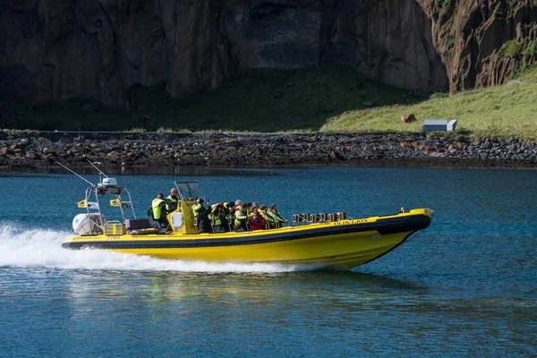 Vestmannaeyjar Islanda Agosto 2019 Barca Safari Costiera Che Naviga Negli — Foto Stock