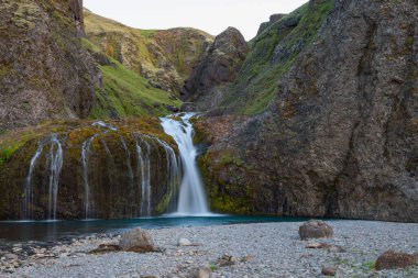 Stjornarfoss Şelalesi Güney İzlanda 'da Kirkjubaejarklaustur yakınlarında bir yaz akşamı