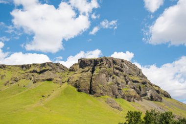 Güney İzlanda 'daki Fossnupur Dağı güneşli bir yaz gününde