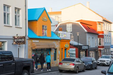 Reykjavik İzlanda - 1 Kasım. 2019: Reykjavik şehir merkezinde Skolavordustigur Caddesi