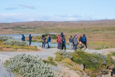 Gullfoss İzlanda - 10 Ağustos. 2019: Gullfoss şelalesinin yollarında yürüyen turistler
