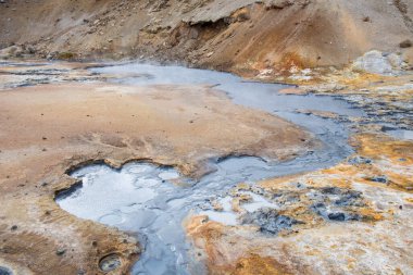Güney İzlanda, Krysuvik 'te Seltun Jeotermal bölgesinde çamur tenceresi