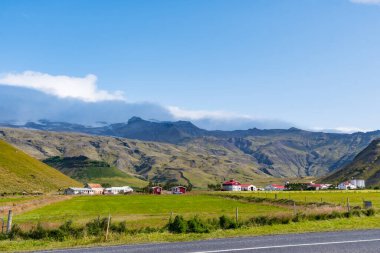 Güney İzlanda 'da Thorvaldseyri çiftliği ve Güney İzlanda' da Eyjafjallajokull Dağı.