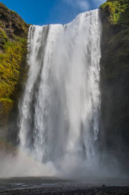 Güneşli bir yaz gününde Güney İzlanda 'da Skogafoss şelalesi