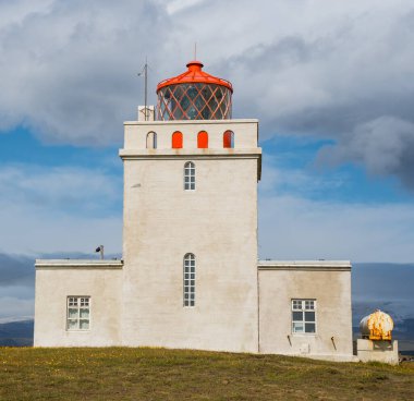 Güneşli bir yaz gününde Güney İzlanda 'daki Dyrholaey deniz feneri.