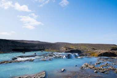 Güneşli bir yaz gününde İzlanda 'da Sigoldufoss şelalesi