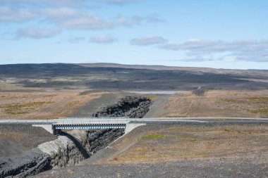 Su kanalı Tungnaa nehrini İzlanda 'daki Spordoldulon rezervuarına götürüyor.