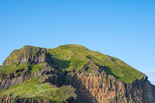 Cliff Heimaklettur Ilhas Vestmannaeyjar Islândia Dia Ensolarado Verão — Fotografia de Stock