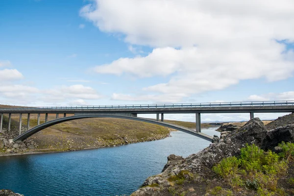 Moderne Brücke Über Den Fluss Tungnaa Island Einem Sonnigen Sommertag — Stockfoto