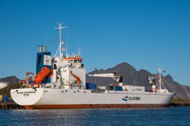 Hornafjordur İzlanda - 2 Eylül. 2019: Esrarkeş Gümüş Kopenhag Hornafjordur limanına yükleniyor