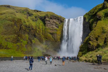 Skogar İzlanda - 12 Ağustos. 2019: Güney İzlanda 'da Skogafoss şelalesini ziyaret eden turistler