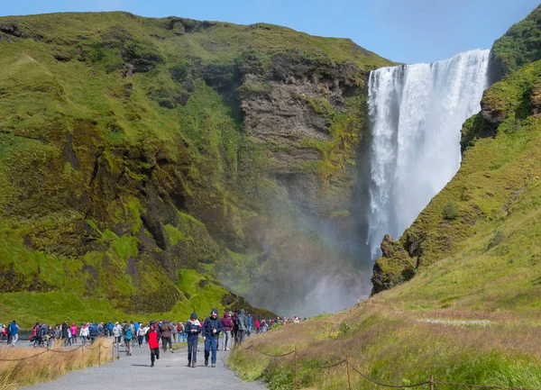 Skogar Island August 2019 Touristen Besuchen Den Skogafoss Wasserfall Südisland — Stockfoto