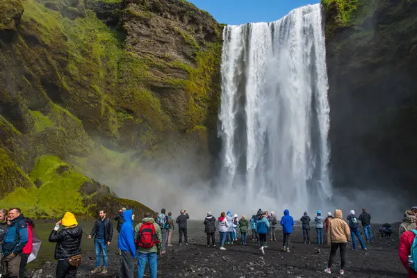 Skogar Island August 2019 Touristen Besuchen Den Skogafoss Wasserfall Südisland — Stockfoto