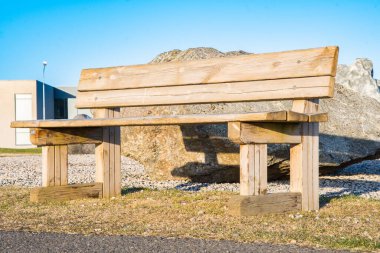 İzlanda 'da yürüyüş yolu boyunca ahşap bank