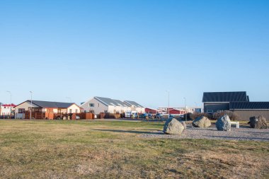 Güney İzlanda, Hornafjordur 'daki Hofn kasabası güneşli bir bahar gününde