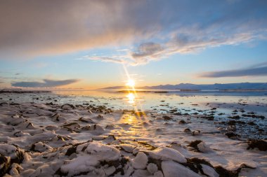 Güney İzlanda, Hornafjordur 'da bir kış günü gün batımı