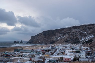 Güney İzlanda 'nın Vik kasabasında fırtınalı bir kış günü