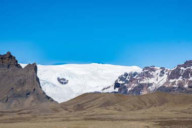 Güney İzlanda 'da güneşli bir bahar gününde Kviarjokull buzulu