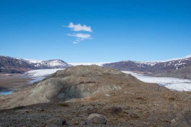 Oldutangi uçurumu ve Hoffellsjokull buzulu Güney İzlanda 'da güneşli bir bahar gününde