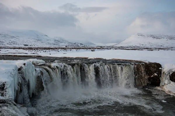 Καταρράκτης Godafoss Στην Ισλανδία Μια Χιονισμένη Χειμωνιάτικη Μέρα — Φωτογραφία Αρχείου