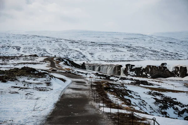 Ścieżka Wodospadu Godafoss Śnieżny Zimowy Dzień — Zdjęcie stockowe