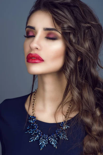 Portrait de magnifique jeune femme avec une peau parfaite, lèvres rouges remplies et longs cheveux noirs tressés debout avec les yeux fermés — Photo