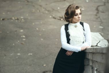 Eski merdiven korkuluk ve seyir bir kenara yaslanmış jabot ile eski moda elbise giyen zarif Victoria saç modeli ile muhteşem hüzünlü kadın portresi