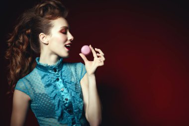 Güzel bir model renkli ve yaratıcı saç modeli ile yan portre yapmak açık ağzı ile Menekşe acıbadem kurabiyesi gidiyor