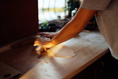 Erkeklerin elleri evde hamuru sarar