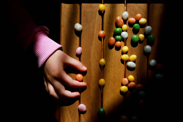 Crianças que classificam doces na superfície de madeira — Fotografia de Stock