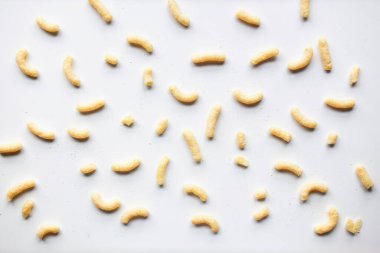 Beyaz arka planda tatlı mısır çubukları