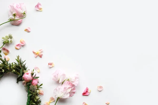 Marco floral tierno en la esquina izquierda — Foto de Stock