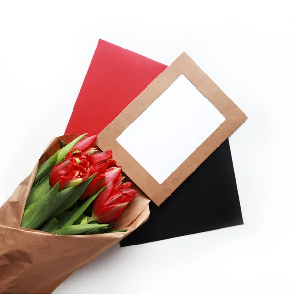 Bouquet di tulipani rossi in carta artigianale con cornice e buste di foto artigianali — Foto Stock