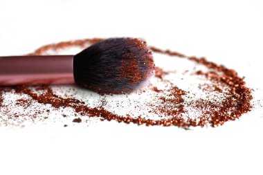 Bronz parıltılı parıltıda izole osmetik fırça.