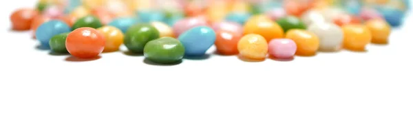 Banner com doces de feijão sortidas no fundo branco — Fotografia de Stock