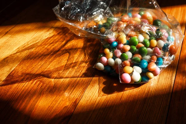 Egy cukorkával töltött műanyag zacskó — Stock Fotó