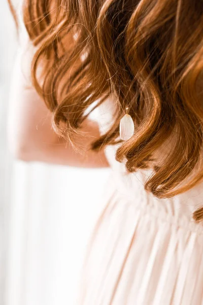 Mulheres de volta com cachos de cabelo para baixo — Fotografia de Stock