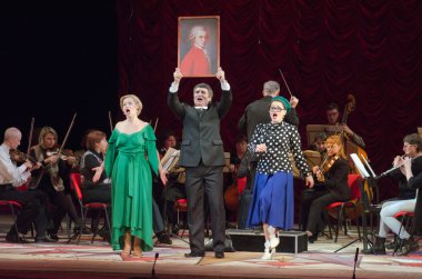 Komik Opera tiyatro yönetmeni                     