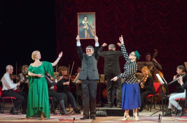 Komik Opera tiyatro yönetmeni                     