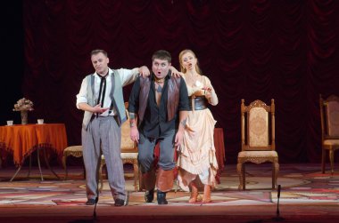 Komik opera korsan üçgen