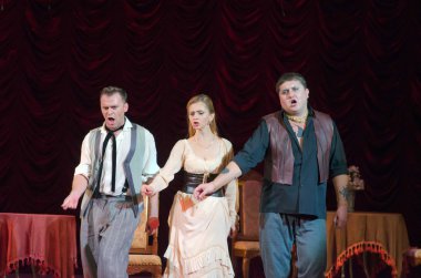 Komik opera korsan üçgen