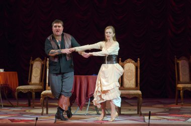 Komik opera korsan üçgen