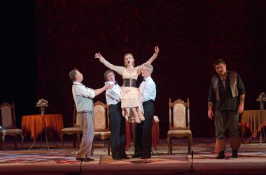 Komik opera korsan üçgen