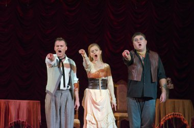 Komik opera korsan üçgen