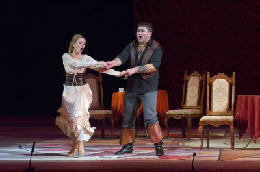 Komik opera korsan üçgen