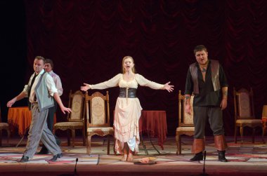 Komik opera korsan üçgen