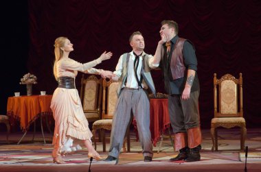 Komik opera korsan üçgen